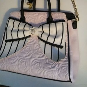 🎉🎉Price Drop🎉🎉Betsey Johnson Purse 👛🌹